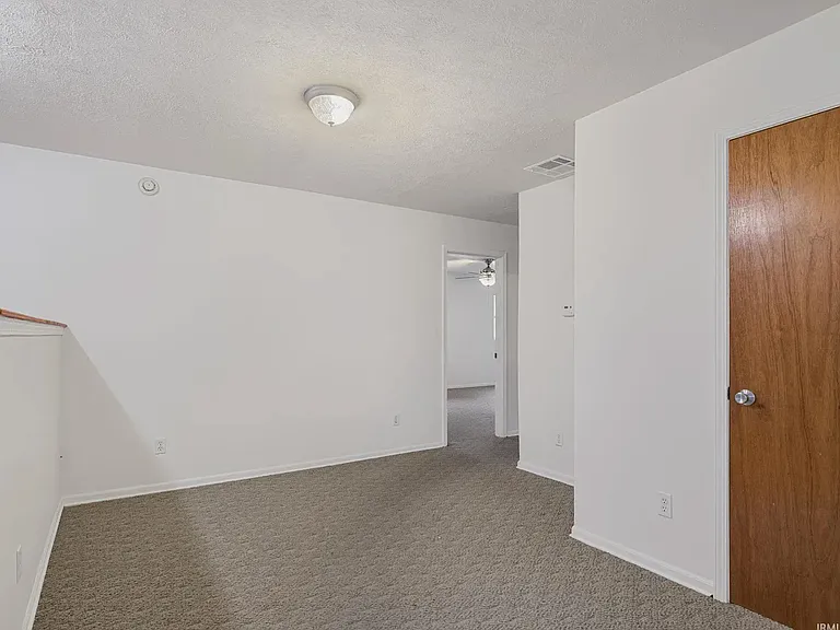 1119 W 8th St — Photo 17
