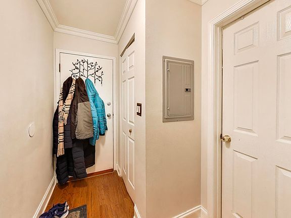 3rd image of 6400 N Ridge Blvd APT 402