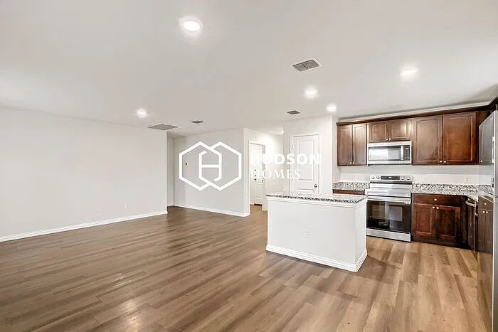 3 bed, 2.0 bath, 1298 sqft, $1,625 — Photo 4
