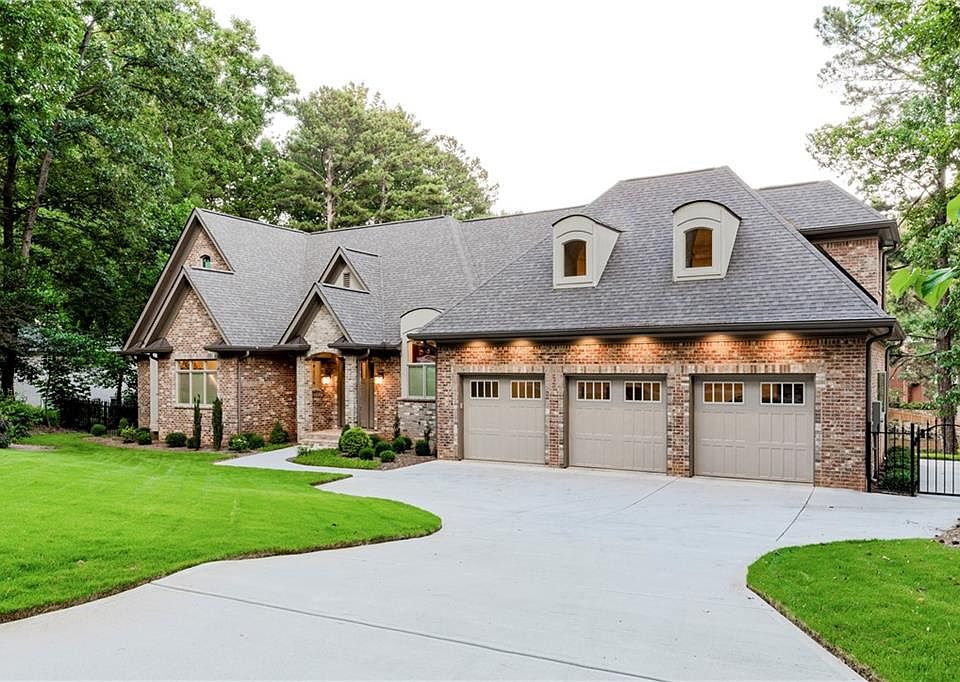 1st image of 2457 King Arthur Cir NE