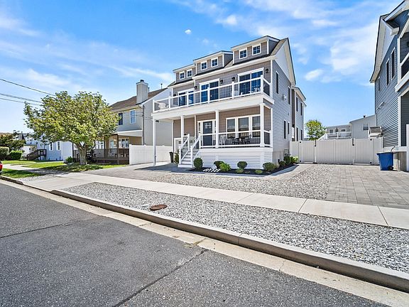 3rd image of 302 E 13th Ave