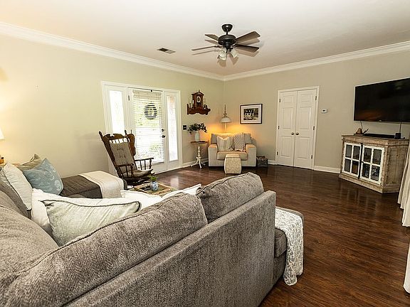4th image of 1435 Wesley Dr