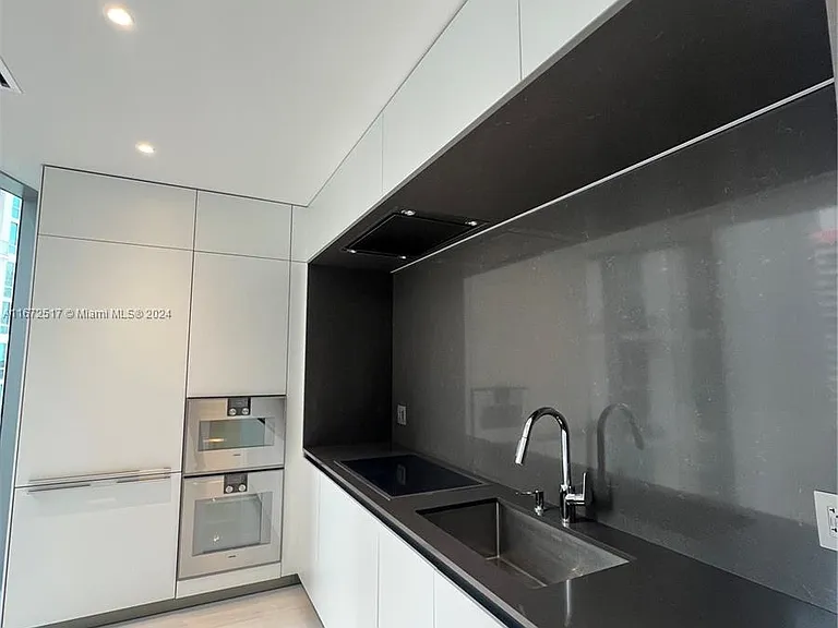 300 S Biscayne Blvd #806E — Photo 1