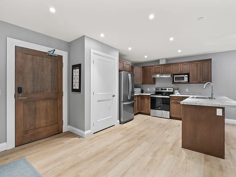 187 Victoria St W #202 — Photo 1