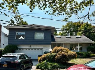 10 Ventana Ct, Lawrence, NY 11559