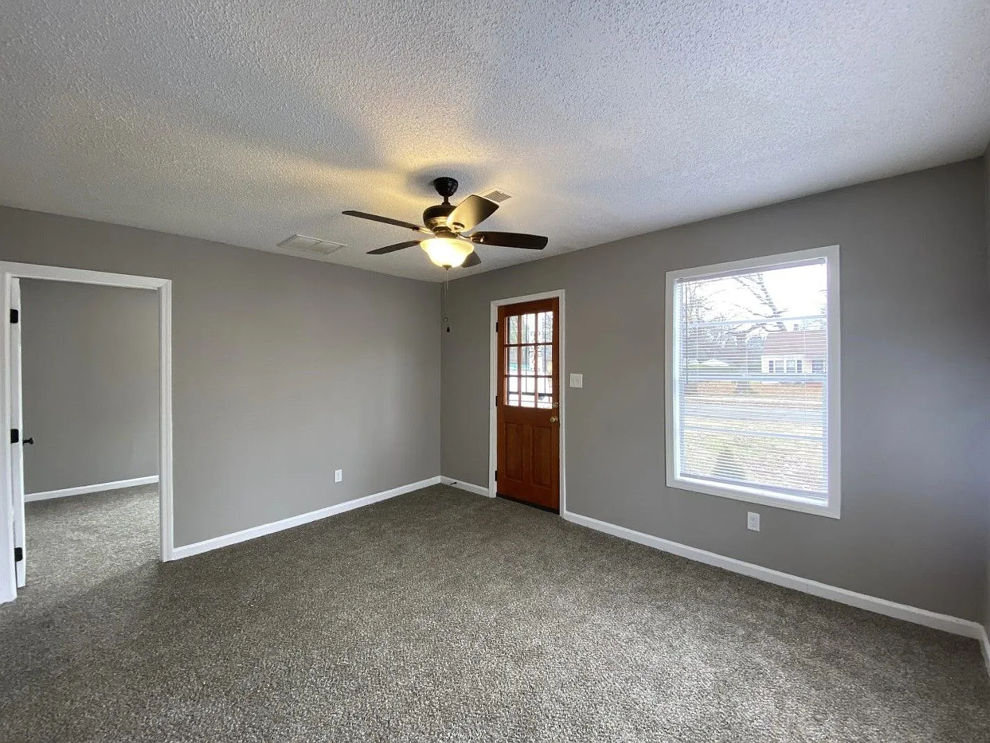 1612 Robin Hood Ln — Photo 4