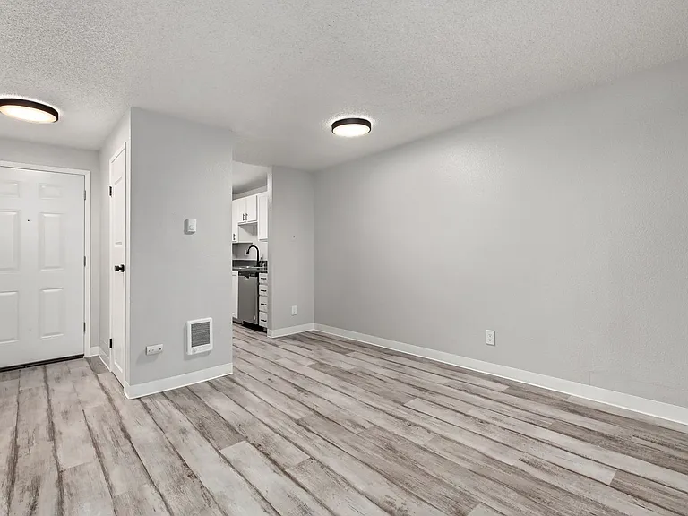 2550 N Vassault St — Photo 13