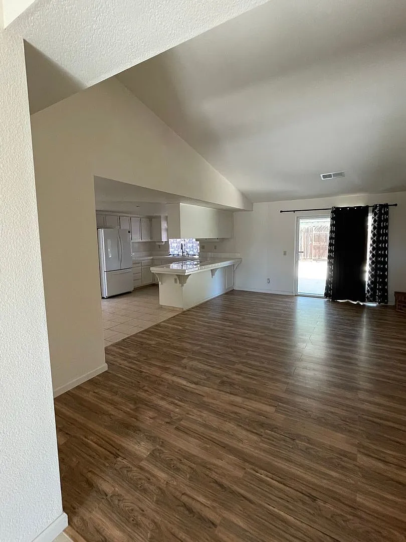 Beautiful 4 bed/ 2 bath home — Photo 2