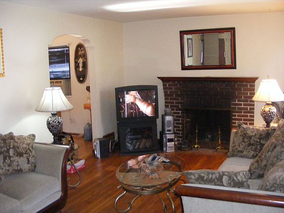 Living room w/ fireplace