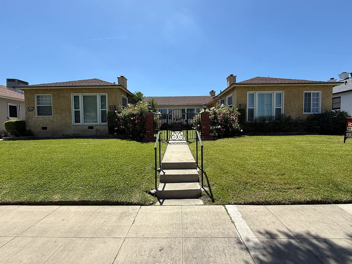 Building Photo - 1216 W Victory Blvd #B