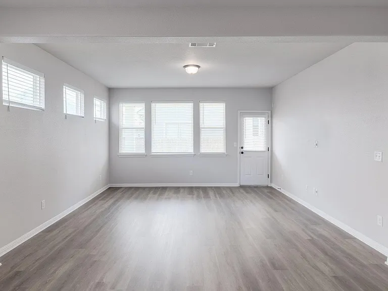 320 E Broade St — Photo 5