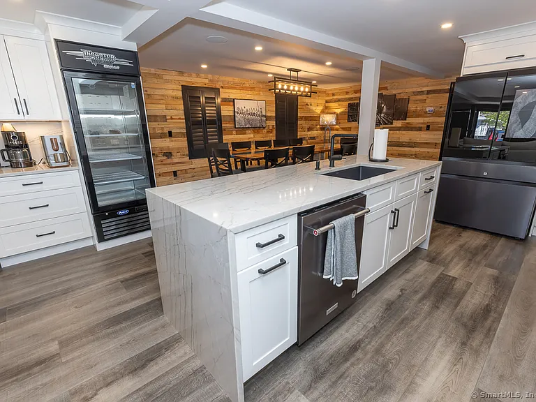 48 Swan Ave — Photo 14