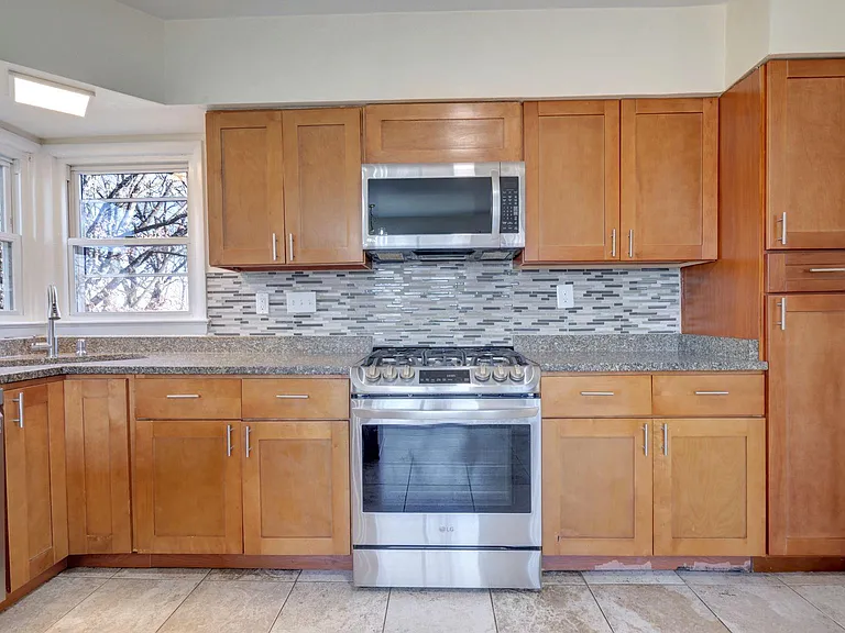 1604 Woodhill Ct — Photo 3