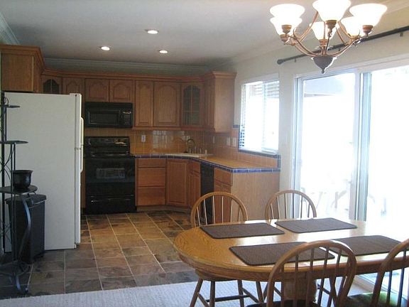 Dining Area - Kitchen