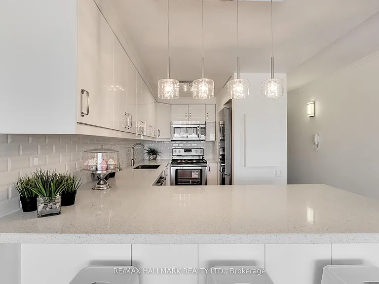 914 Yonge St #1509 — Photo 12