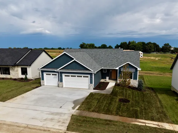 9 Viola Dr, Le Claire, IA 52753