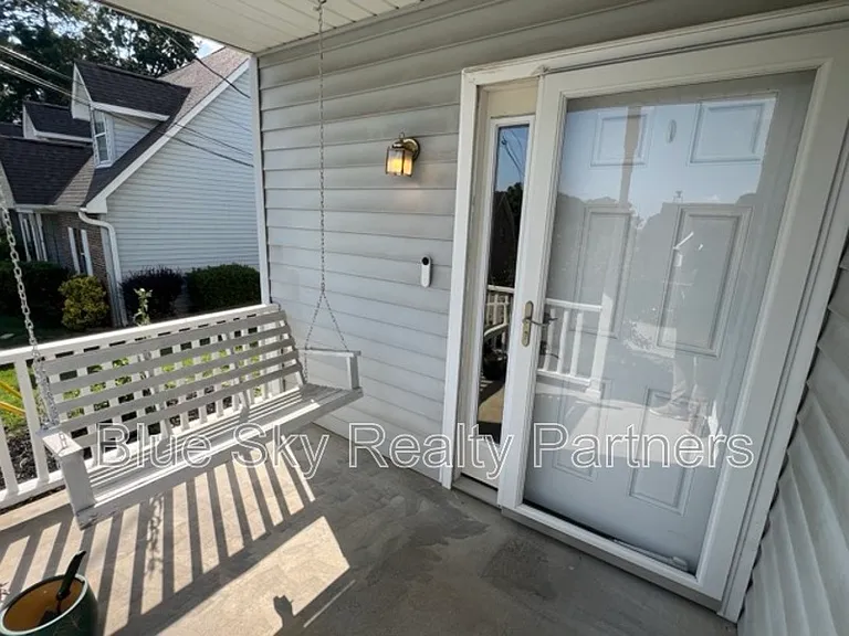2119 Silverbrook Dr — Photo 2