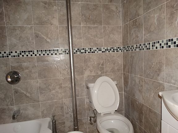 3rd image of 1210 Putnam Ave
