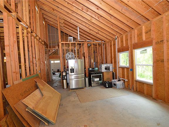 3rd image of 4 Middleton Ln