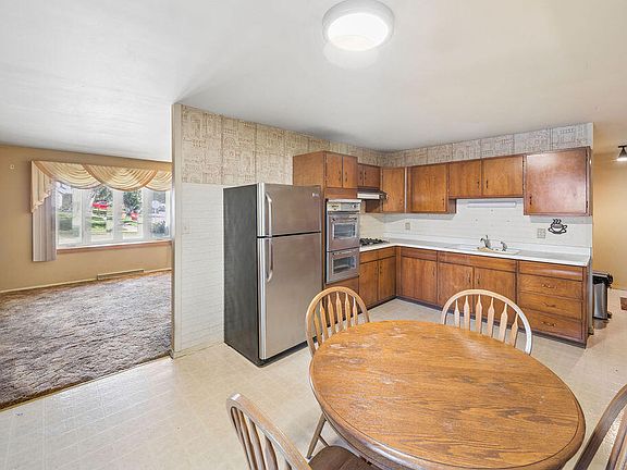 5th image of 831 Essex Ln