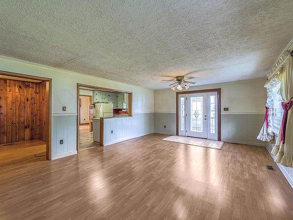 5th image of 102 Basswood Dr