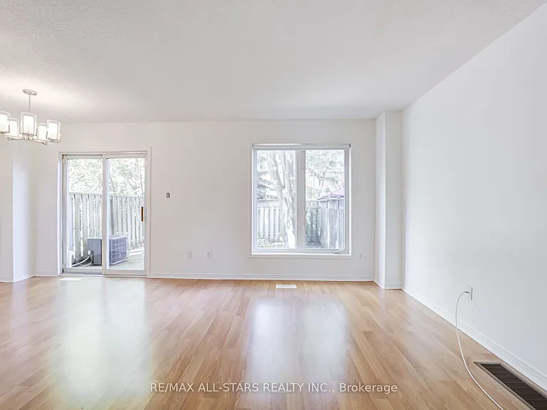 51 Playfair Rd — Photo 15