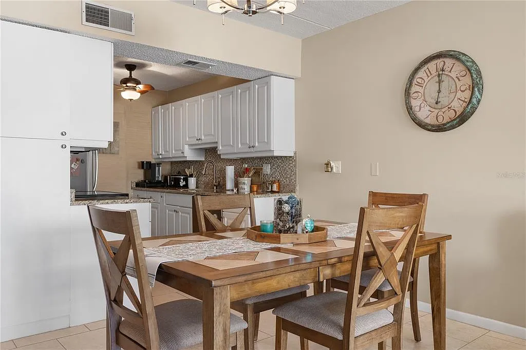 2 bed, 2.0 bath, 1046 sqft, $4,500 — Photo 2