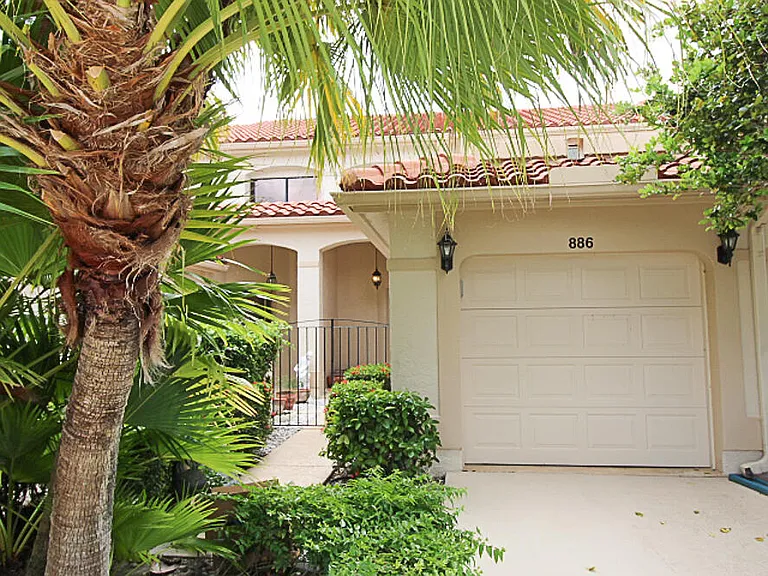 886 Windermere Way — Photo 2