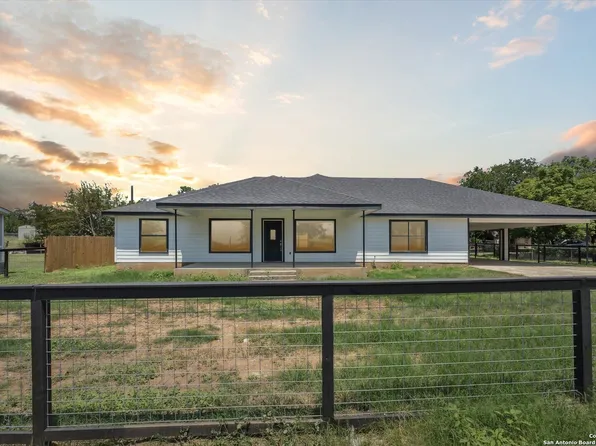 1116 S 2nd St, Floresville, TX 78114