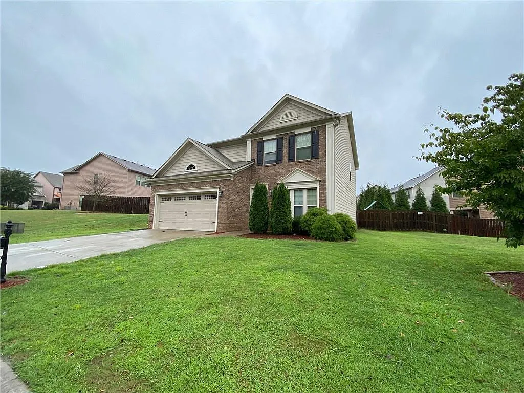 4 bed, 2.5 bath, 2364 sqft, $2,600 — Photo 2