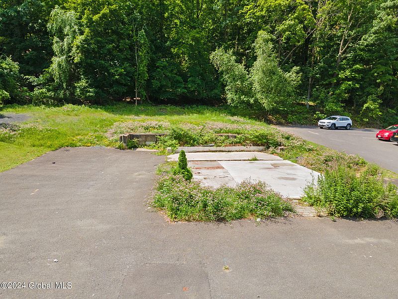 3rd image of 10 Spring Avenue