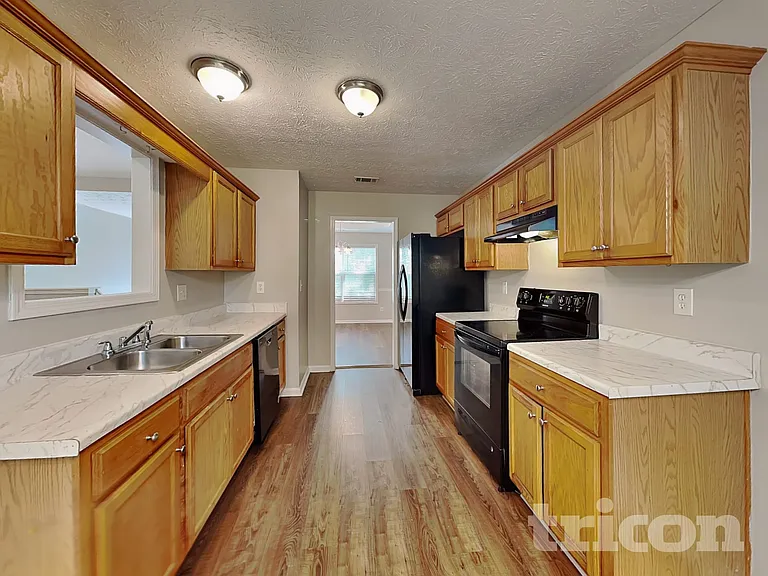 205 Highgrove Dr — Photo 4