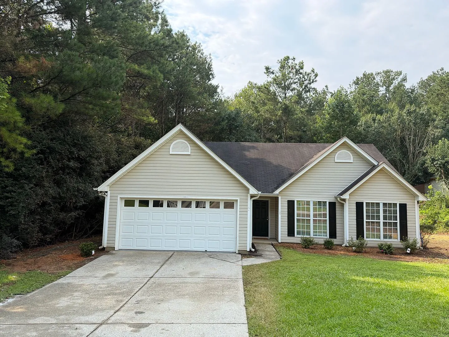 3 Bedroom 2 Bathroom Ranch Home — Photo 1