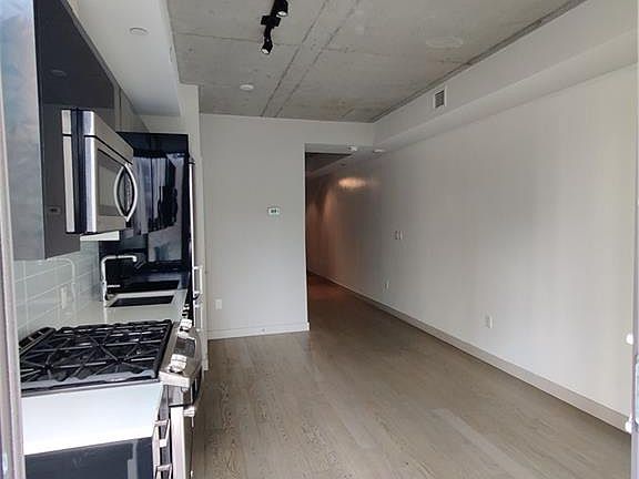 4th image of 224 Lyon St N #609