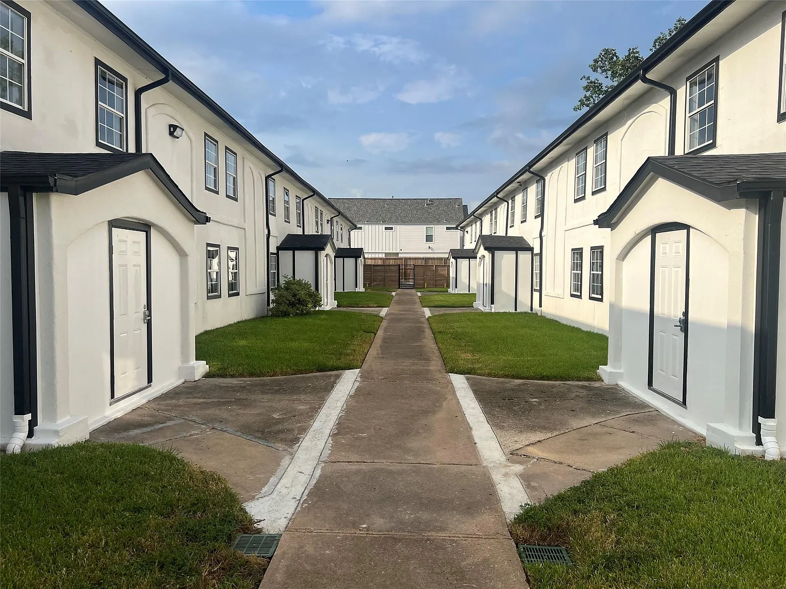 2 bed, 1.0 bath, 8112 sqft, $950 — Photo 1