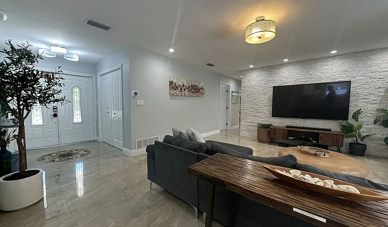 2558 Rosery Rd E — Photo 12