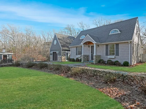 26 Sea Glen Rd, Oak Bluffs, MA 02557