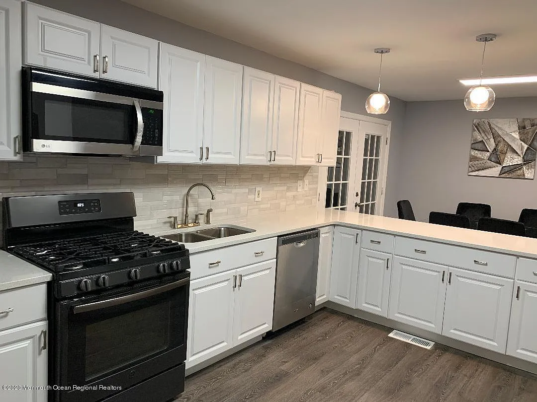 3 bed, 1.5 bath, 1413 sqft, $2,300 — Photo 1