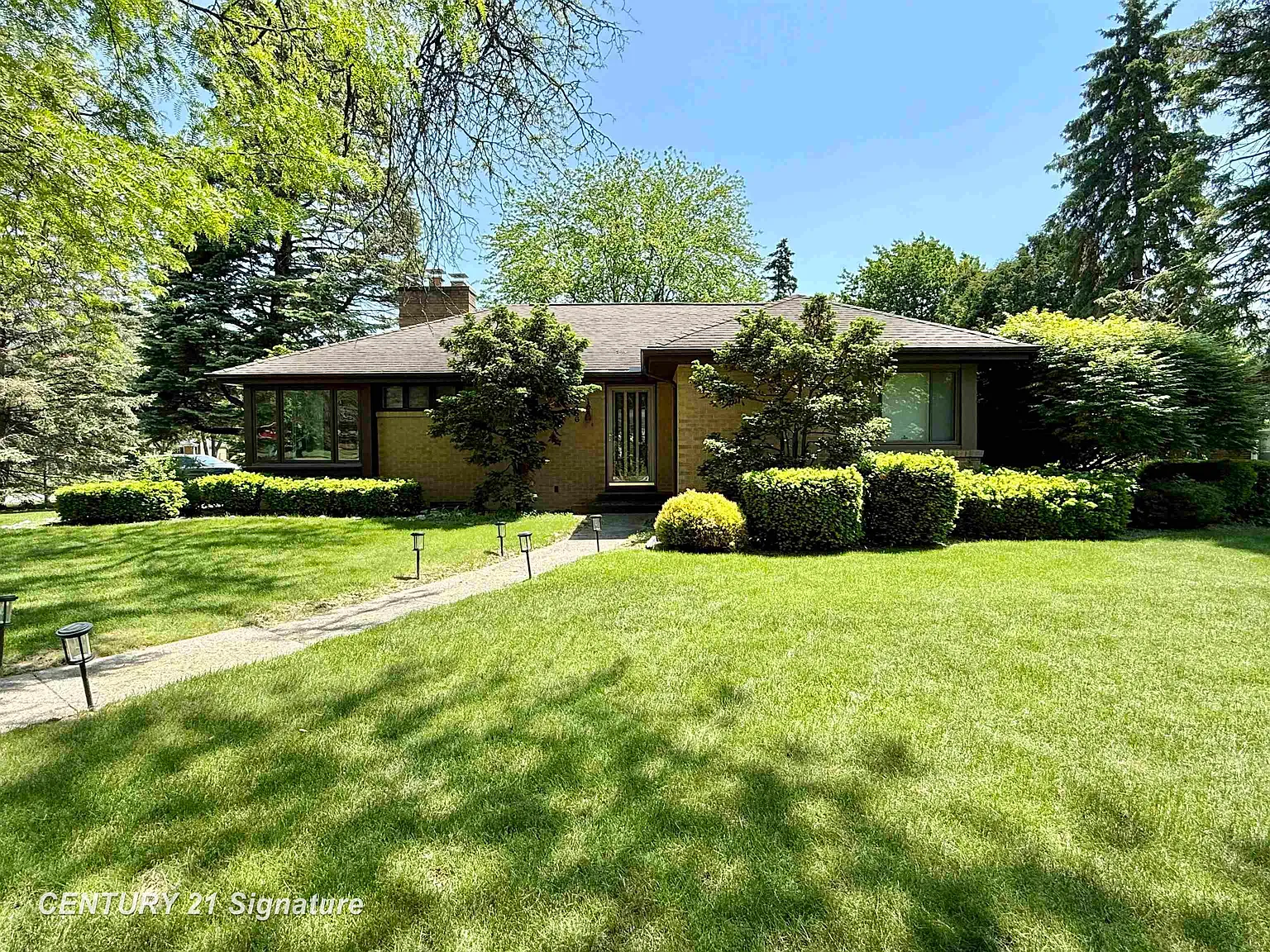 1486 Lathrup Ave photo 1