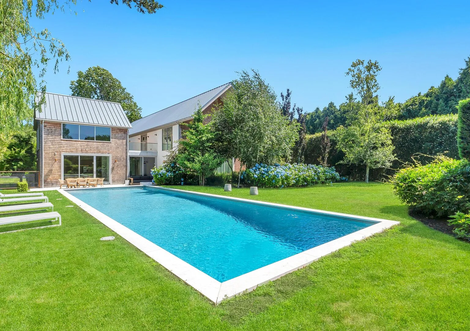 Luxurious Resort-Style Water Mill Estate, Minutes to Town & Beach — Photo 1