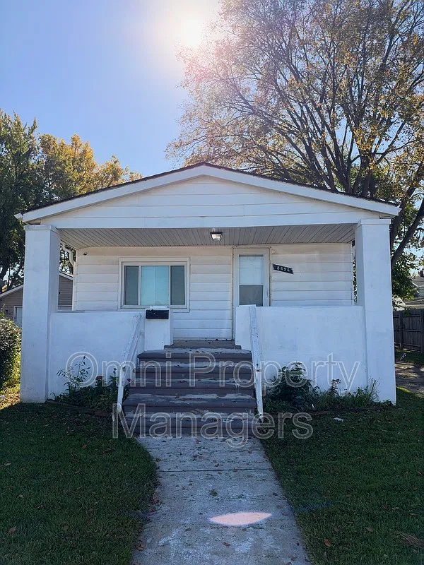 3 bed, 1.0 bath, 1100 sqft, $1,300 — Photo 1