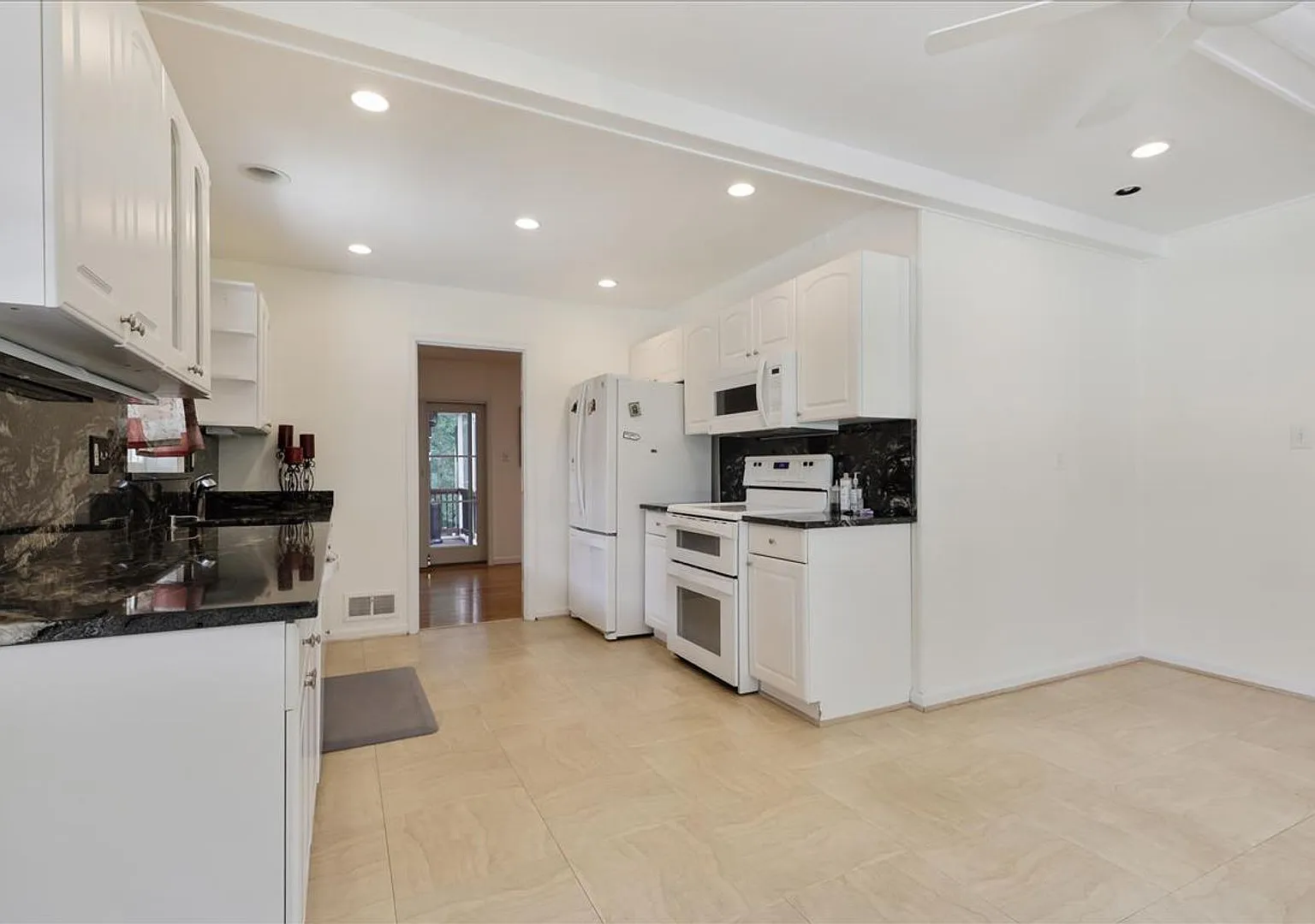 One Level Living!! In Potomac 4-5 Bed 4 Baths / Close In Potomac — Photo 4