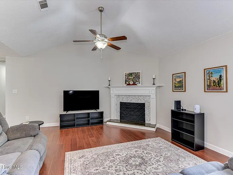 135 Summerfield Cir — Photo 4