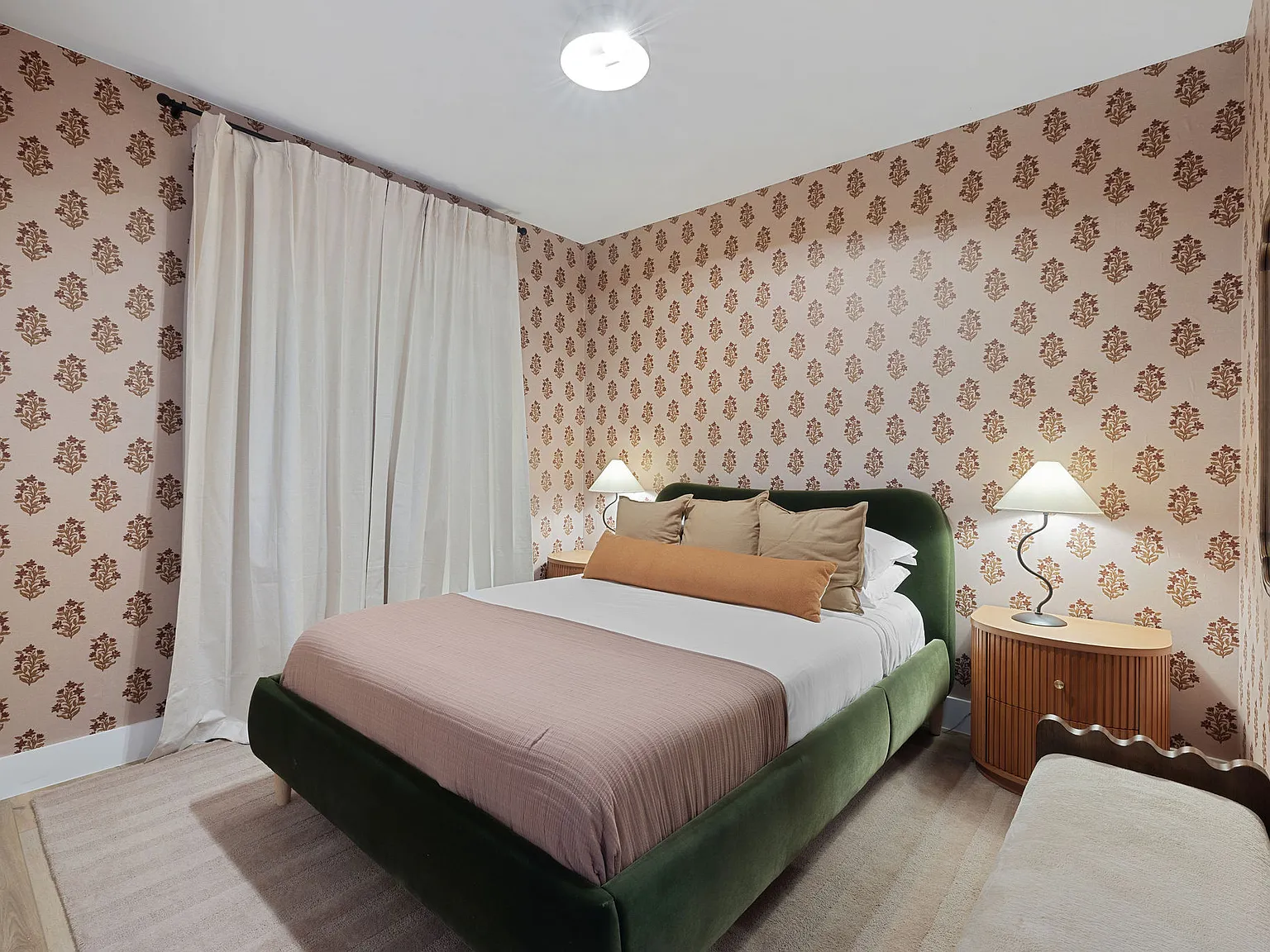 2 bed, 900 sqft, $4,200 — Photo 1