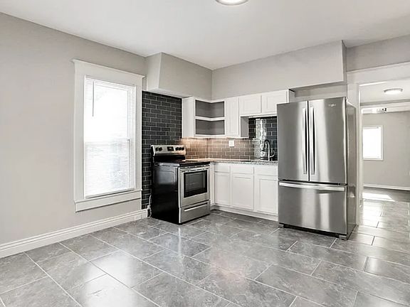 3rd image of 834 Iroquois Ave