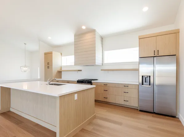 261 E Mariner Cir, Garden City, UT 84028