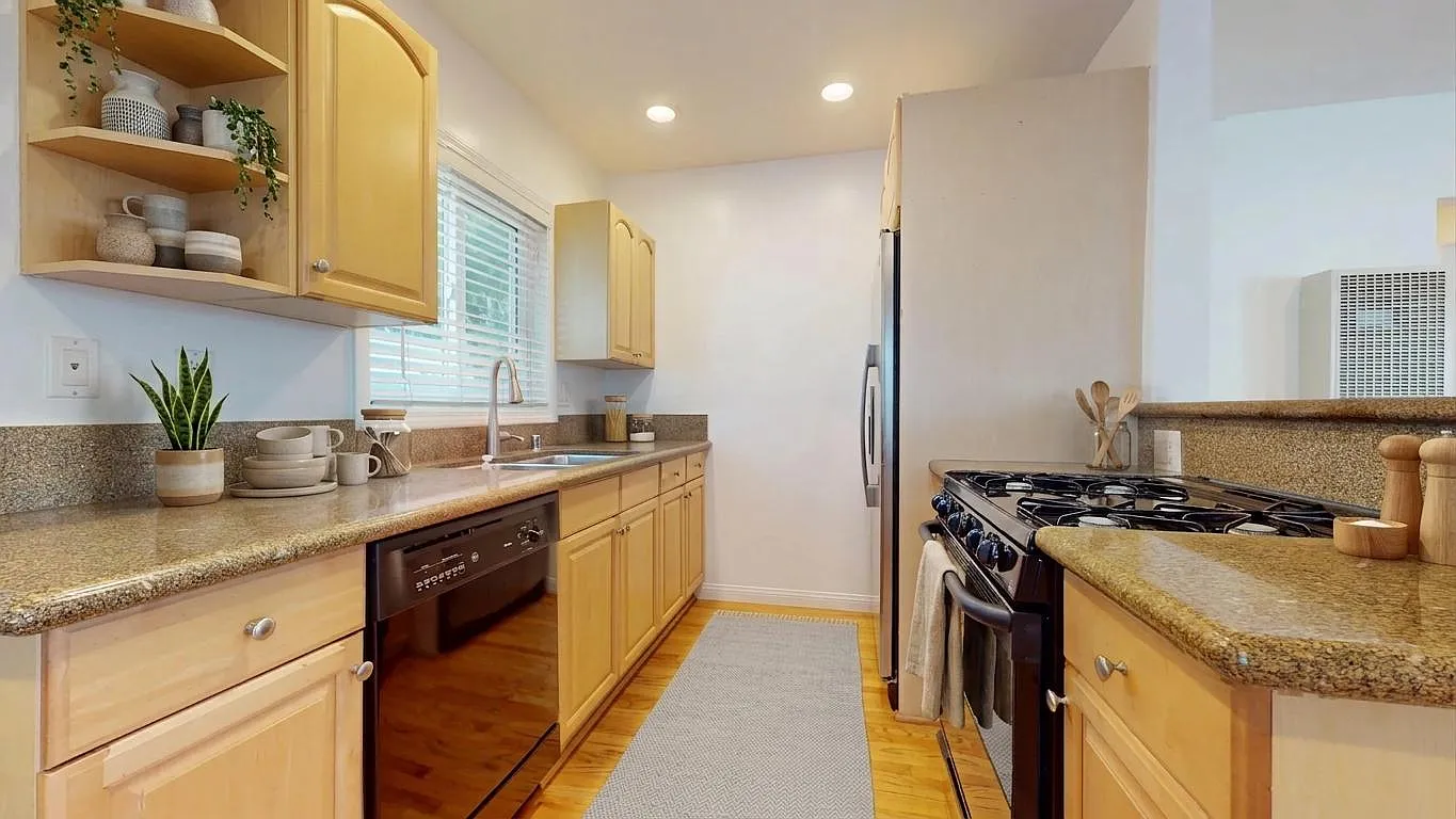 2 bed, 750 sqft, $3,499 — Photo 3