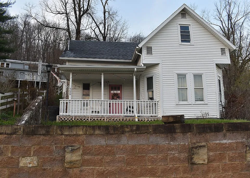 26 Spring St — exterior photo