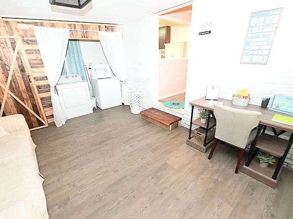 Side entrance with laundry 
