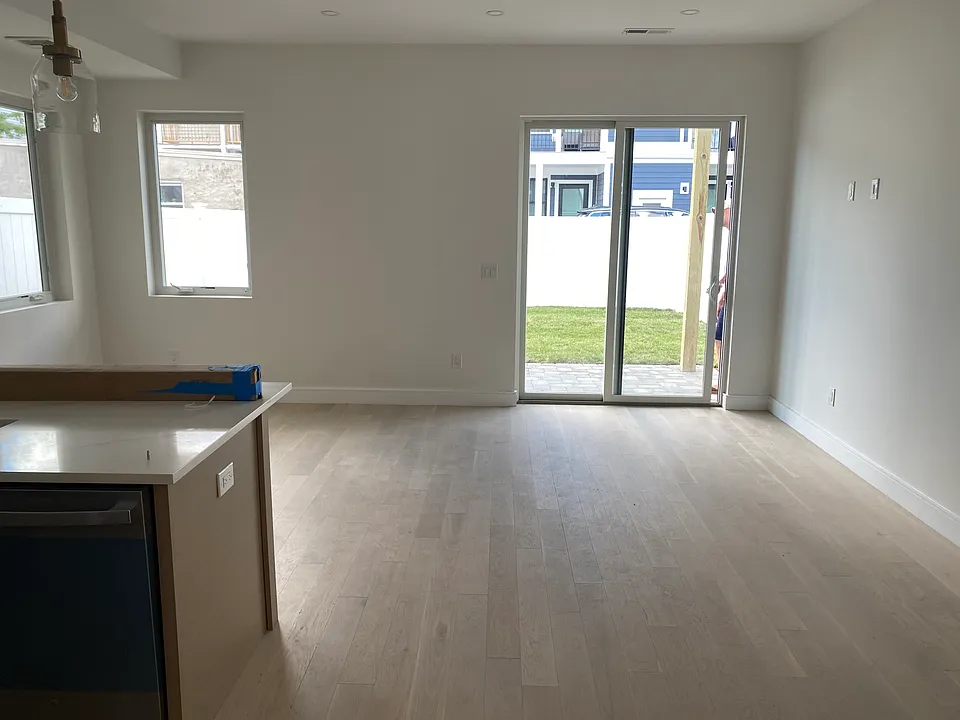 30 Swan Ave #1